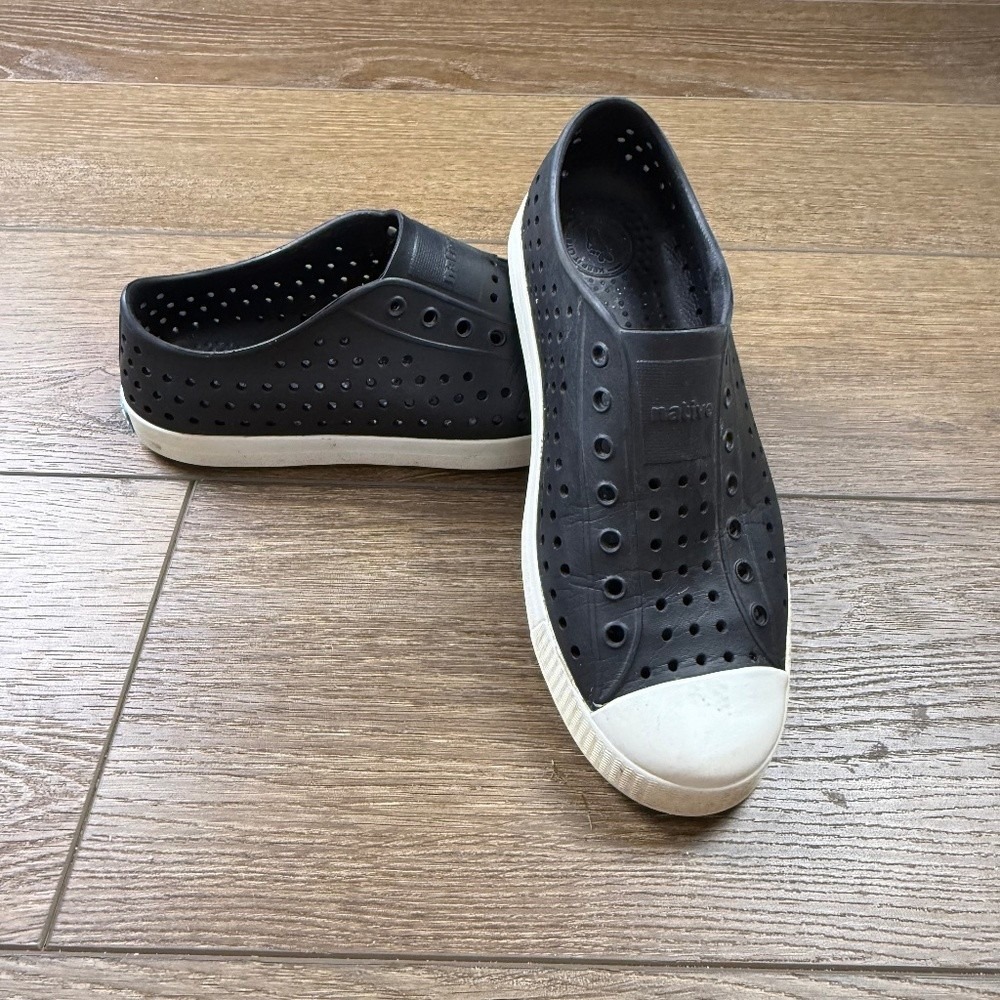 Native Jefferson Youth Slip On Shoes, Perforated Black/White, Size 6, Outdoor